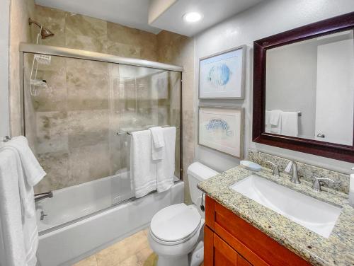 W łazience znajduje się toaleta, prysznic i umywalka. w obiekcie Oceanfront Condo with Front Patio, Gas Grill, Fire Pit - Prime Location!! w mieście San Diego