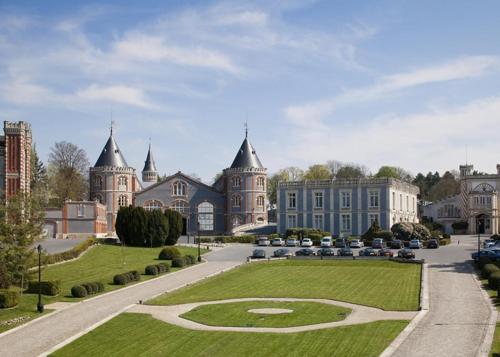 ein großes Gebäude mit einem Park davor in der Unterkunft Studio proche gare in Reims