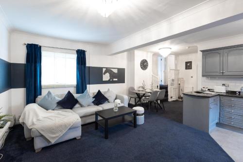 Il comprend un salon avec un canapé et une table. dans l'établissement Modern 4 bedroom Burnham Slough, à Burnham