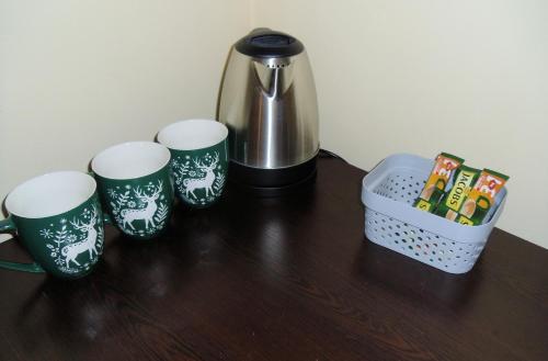 バンスコにあるDeersのコーヒーマグカップ3個とティーポット付きテーブル