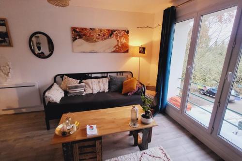 uma sala de estar com um sofá e uma mesa de centro em Pretty haven of peace with terrace em Avignon
