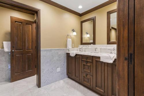 Bathroom sa Saddleridge Villas #3