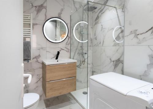 a bathroom with a toilet sink and a mirror at Magnifique Studio à Beaulieu-sur-mer in Beaulieu-sur-Mer