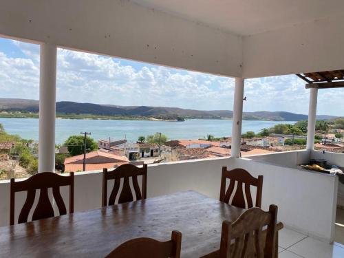 a dining room with a view of the water at Casa com Encanto in Pão de Açúcar