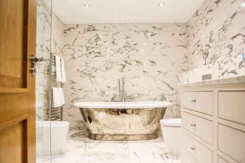 Koupelna v ubytování Hot Tub/Football Court/Sleeps 12/Luxury Villa