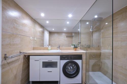 eine Waschmaschine im Bad mit Dusche in der Unterkunft Lovely Apartments - Alójate en el corazón de Madrid in Madrid