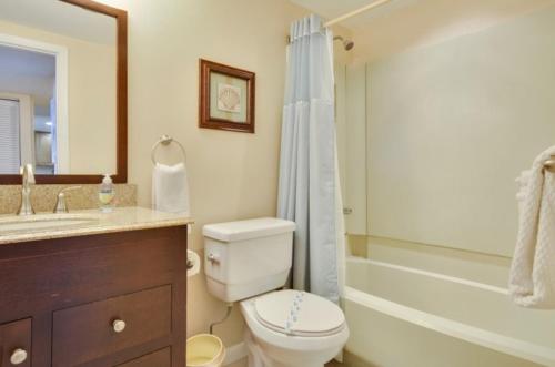 een badkamer met een toilet, een wastafel en een douche bij Moon Bay A410 in Key Largo