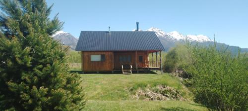 eine Hütte inmitten eines Feldes mit einem Berg in der Unterkunft La Pancora del Futa in Los Cipreses