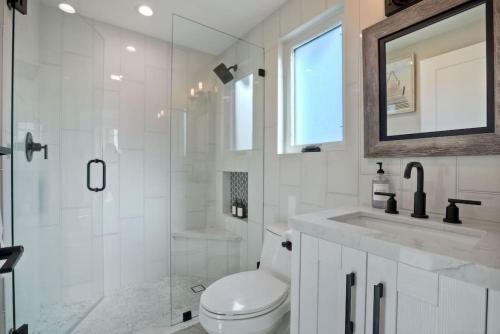 W łazience znajduje się toaleta, prysznic i umywalka. w obiekcie Luxury Ocean Oasis 3BR I Balcony I Firepit w mieście San Diego