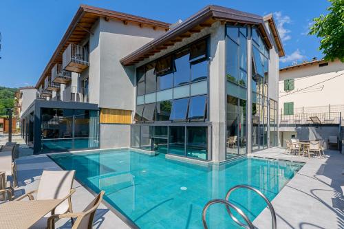 una piscina di fronte a un edificio di Boutique Via Roma 33 -Tuscany Experience - Hotel & Spa a Stia