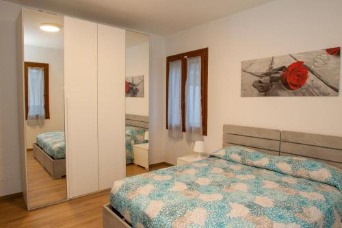 um quarto com uma cama e um espelho em Modern Villa with jacuzzi and sauna near Tuscany em Monghidoro