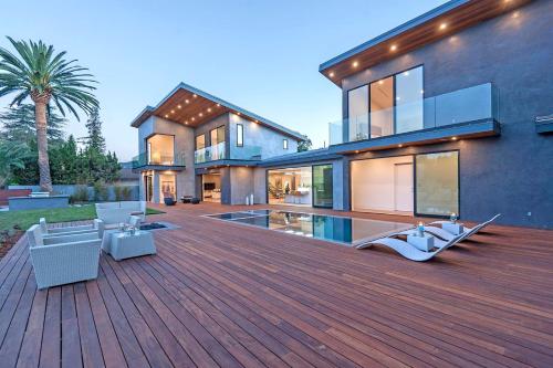 een huis met een houten terras met een zwembad bij Skyline Luxury Haven in Los Angeles