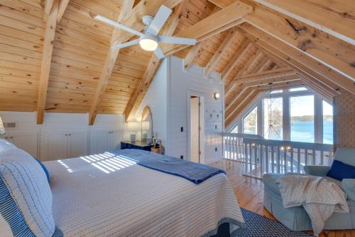 una camera con letto bianco e ventilatore a soffitto di Beautiful Lake Keowee Home with Boat Dock and Kayaks a Seneca