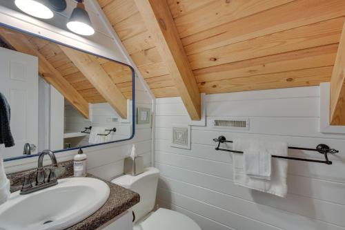 uma casa de banho com um lavatório, um WC e um espelho. em Beautiful Lake Keowee Home with Boat Dock and Kayaks em Seneca
