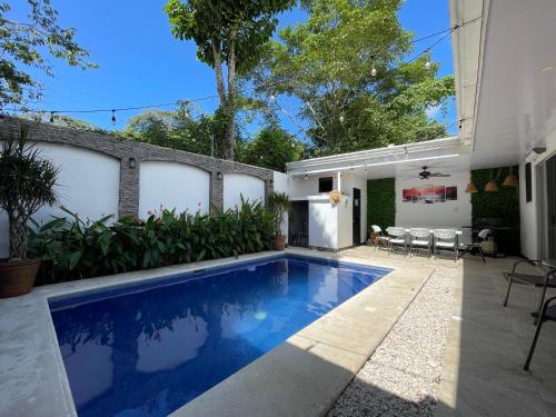 a swimming pool in the backyard of a house at Casa Encanto Luz del Mar, Con Piscina Privada in Herradura