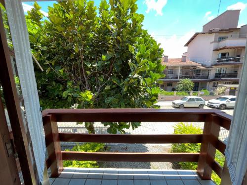 een balkon met uitzicht op een boom bij Kitnet no Melhor Ponto de Bombinhas in Bombinhas