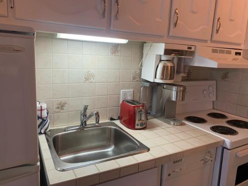Kuchyň nebo kuchyňský kout v ubytování Magog Waterfront Condo