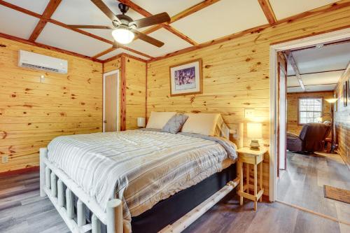 - une chambre avec un lit dans une cabane en rondins dans l'établissement Troy Cabin with River Access Fish, Kayak and More!, à Troy