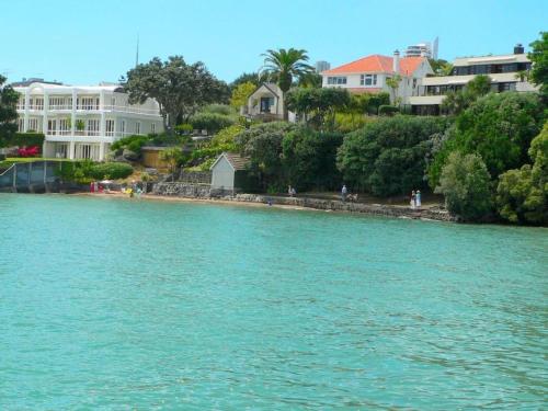 een uitzicht op een waterlichaam met huizen bij Herne Bay 1 Bedroom Apartment - Stay Auckland in Auckland