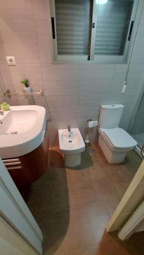 a bathroom with a sink and a toilet at Apartamento moderno vacacional in Águilas