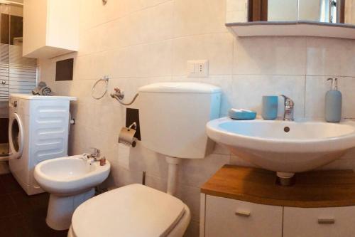a bathroom with a white toilet and a sink at Appartamento in zona centrale a uso esclusivo in Bari