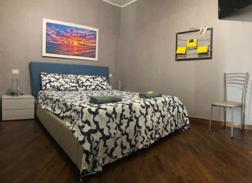 a bedroom with a bed with a black and white blanket at Appartamento in zona centrale a uso esclusivo in Bari