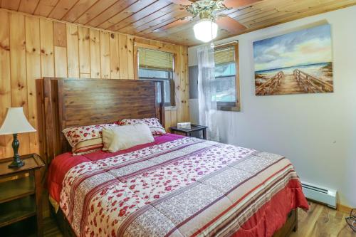 的住宿－Cozy Maine Cottage on Long Lake with Screened Porch，一间卧室配有一张木墙床