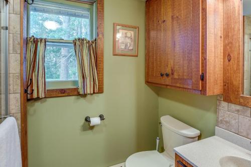 bagno con servizi igienici e finestra. di Cozy Maine Cottage on Long Lake with Screened Porch 