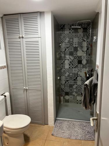 bagno con doccia e servizi igienici. di Casa del Buzo a Tías