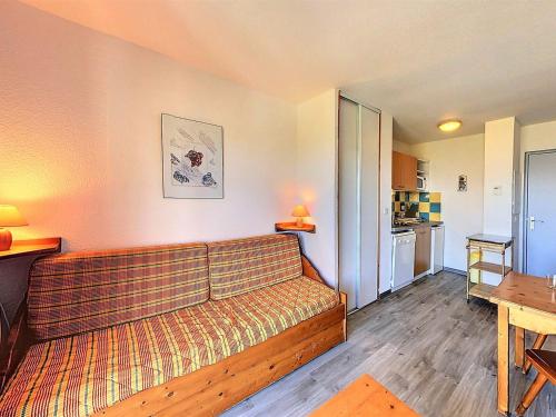- un salon avec un canapé dans l'établissement Appartement chaleureux, pied des pistes, balcon, 4 pers. - FR-1-267-208, au Corbier
