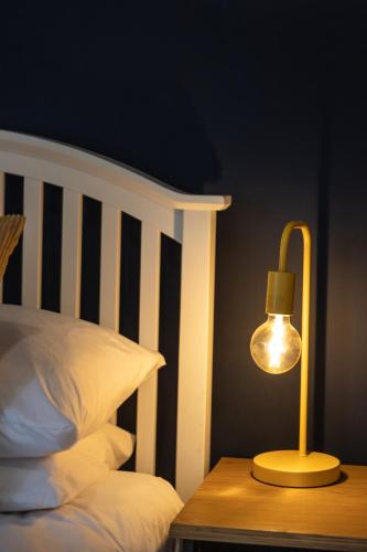 Ένα ή περισσότερα κρεβάτια σε δωμάτιο στο The Heart - Cosy 3 bedroom house with double driveway and Garden in Manchester