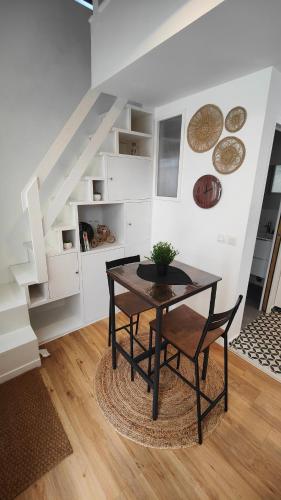 une salle à manger avec une table et un escalier dans l'établissement Studio due cosy, à Choisy-le-Roi