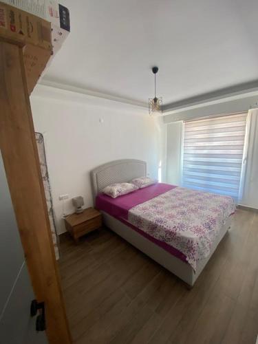 سرير أو أسرّة في غرفة في Esin golf resort Kuşadası
