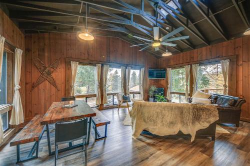 Galería fotográfica de Bonners Ferry Cabin with Wraparound Deck and Views! en Bonners Ferry