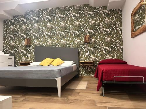 蘇爾莫納的住宿－Domus Corinnae，一间卧室配有一张带花卉壁纸的床