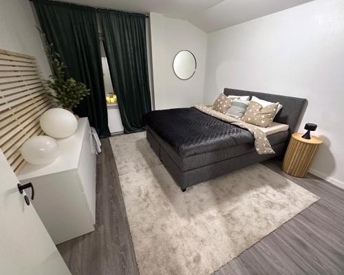 1 dormitorio con cama y ventana en Arctic Apartment Rovaniemi, en Rovaniemi