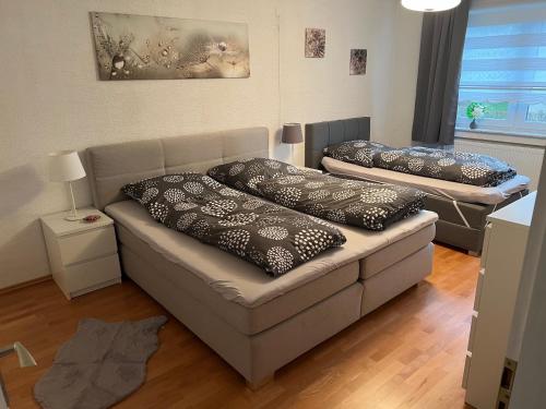 ein Wohnzimmer mit einem Sofa mit Kissen darauf in der Unterkunft Meli-Vellmar in Vellmar