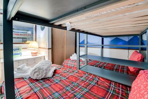 Bunk bed o mga bunk bed sa kuwarto sa Pet-Friendly Home with Deck 4 Mi to Jay Peak Resort