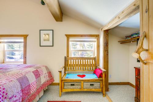 Katil atau katil-katil dalam bilik di Mountain Chalet Getaway Steps to Crystal River!