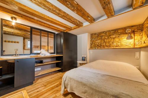 une chambre avec un lit et un lavabo dans l'établissement Le Citadin - Charmant T2 en plein coeur de Lyon, à Lyon