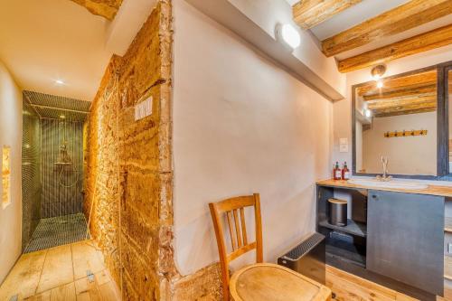 une salle de bain avec douche et lavabo dans l'établissement Le Citadin - Charmant T2 en plein coeur de Lyon, à Lyon