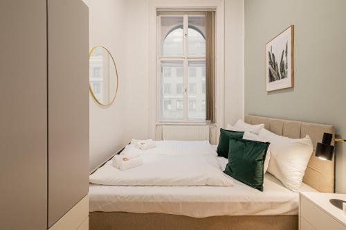 Ένα ή περισσότερα κρεβάτια σε δωμάτιο στο Charming APT perfect for 4-6 tram, self-checkin