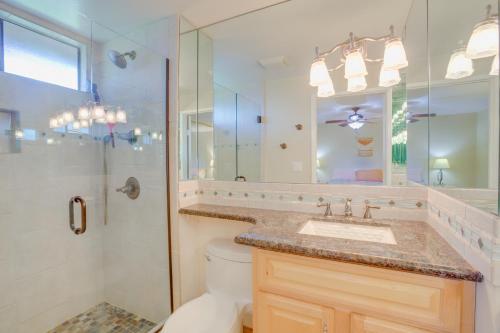 ein Bad mit einem WC, einem Waschbecken und einer Dusche in der Unterkunft Palm Desert Home with Patios and Mountain View! in Palm Desert