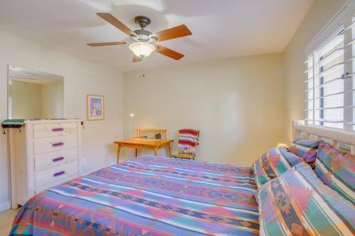 Tempat tidur dalam kamar di Palm Desert Home with Patios and Mountain View!