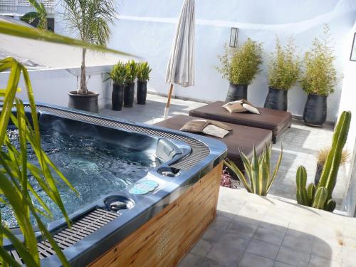 una bañera de hidromasaje en un patio trasero con plantas en Riad Villa Wengé & Spa en Marrakech