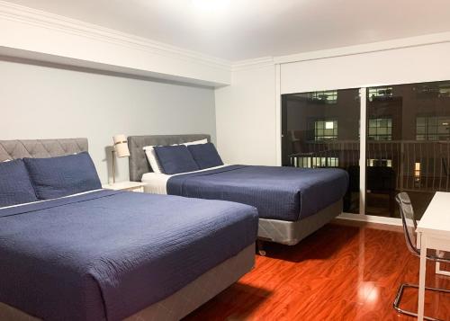 Cette chambre dispose de deux lits et d'un balcon. dans l'établissement Top Stay Miami Gold Brickell, à Miami