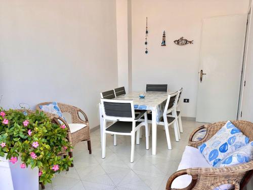 a dining room with a table and chairs at ChiarAmare Vacanza, casa con Idromassaggio, vicino Maldive del Salento in Torre Pali 