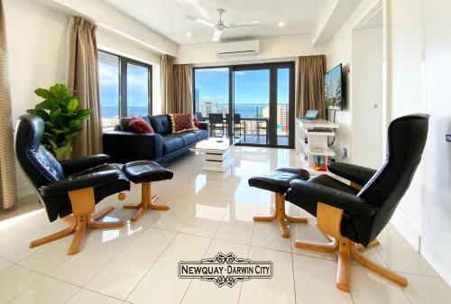 uma sala de estar com cadeiras pretas e um sofá em "NEWQUAY" Ideal Location & Views at PenthousePads em Darwin