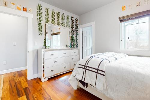 a bedroom with a bed and a dresser and a mirror at Marysville Modern Oasis in Marysville