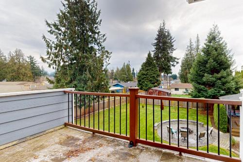 a balcony with a fence and a yard at Marysville Modern Oasis in Marysville